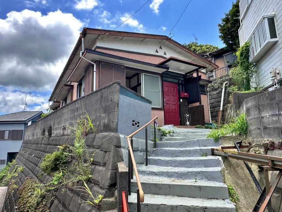 横須賀市船越町四丁目の売買物件/外観｜ひな壇の土地に建っています。玄関ドアの赤色がチャーミング