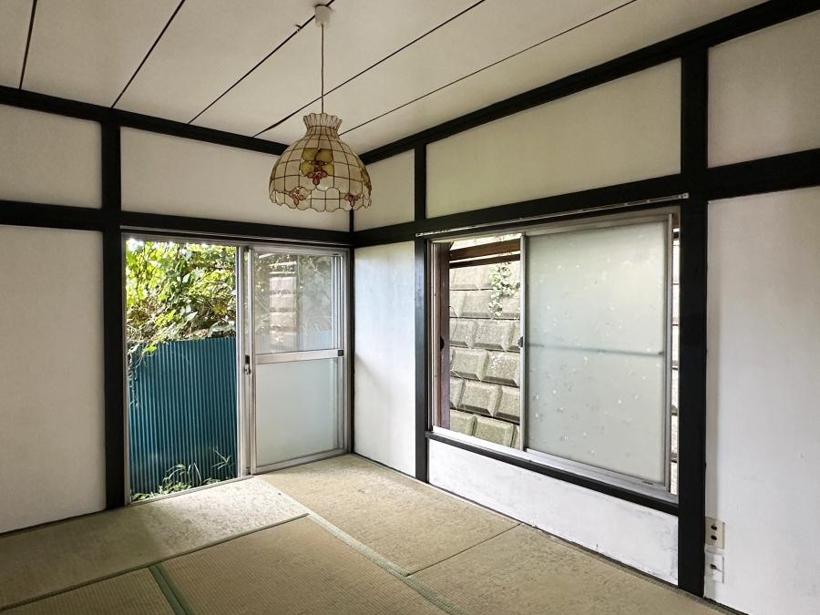 横須賀市船越町四丁目の売買物件/和室その3｜南側が擁壁となっているので、こちら側は暗めです
