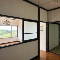 横須賀市船越町四丁目の売買物件/キッチンからリビングを見る｜キッチンとリビングの間には間仕切り壁がありますが、室内窓を開ければ明るい