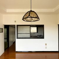 横須賀市船越町四丁目の売買物件/リビング｜キッチン側に擁壁が迫っているので暗めです。間仕切り壁は抜いてしまってもいいかもしれません