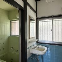 横須賀市船越町四丁目の売買物件/風呂と洗面｜色違いのタイル張りです