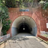 横須賀市船越町四丁目の売買物件/物件までのルートは2つ。おすすめはこのトンネルを通るルート。ここを抜けると一気に風景が変わります