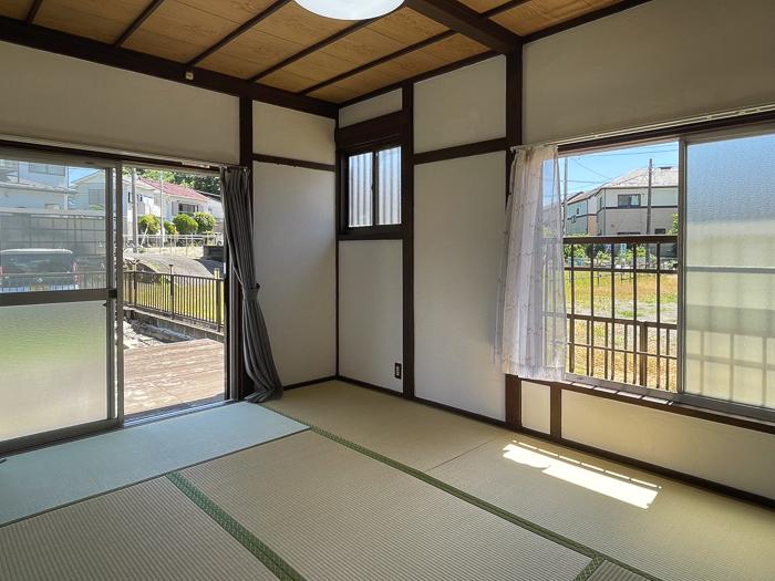 三浦市三崎町諸磯の売買物件/6畳の和室は2面窓で隣の家が迫ってないので開放感あります