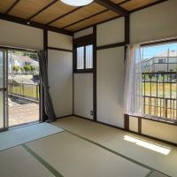 三浦市三崎町諸磯の売買物件/6畳の和室は2面窓で隣の家が迫ってないので開放感あります