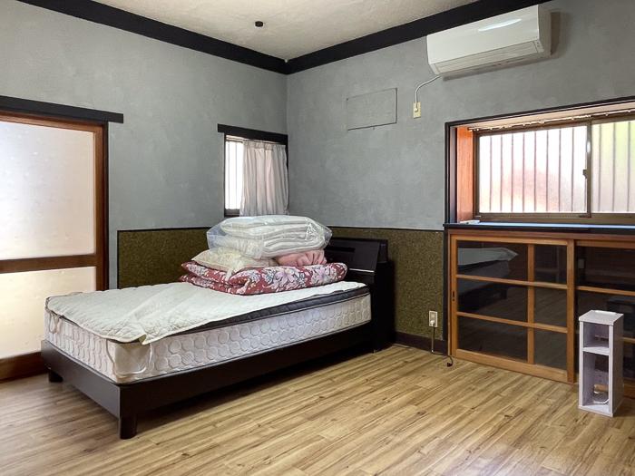 三浦市三崎町諸磯の売買物件/玄関横の8帖洋室