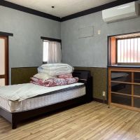 三浦市三崎町諸磯の売買物件/玄関横の8帖洋室