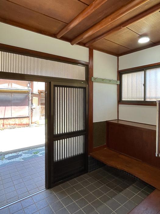 三浦市三崎町諸磯の売買物件/玄関は和のつくり、広い