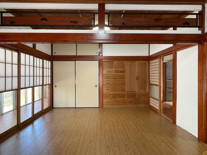 三浦市三崎町諸磯の売買物件/元和室の6畳側。押入と造り付けの箪笥