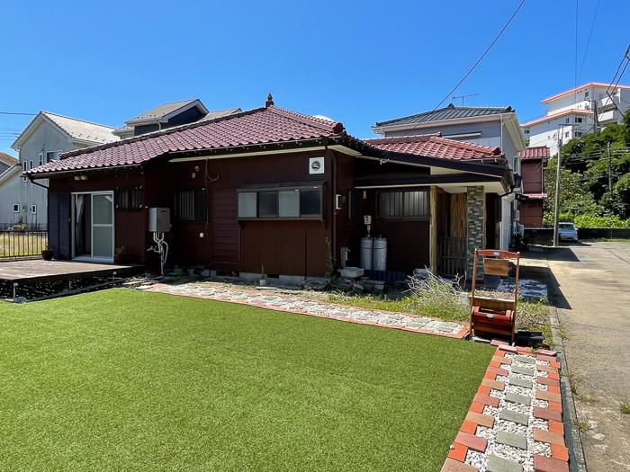 三浦市三崎町諸磯の売買物件/庭の端から平家を見る。贅沢な広さ