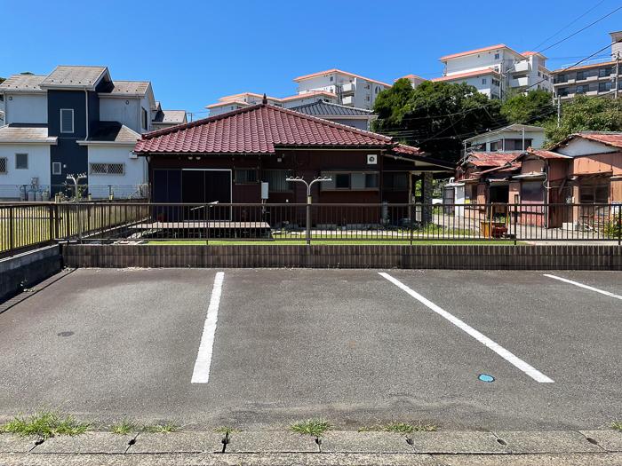 三浦市三崎町諸磯の売買物件/駐車スペースはフェンスと区切られています。敷地は白線左から2本と半分