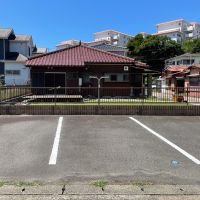 三浦市三崎町諸磯の売買物件/駐車スペースはフェンスと区切られています。敷地は白線左から2本と半分