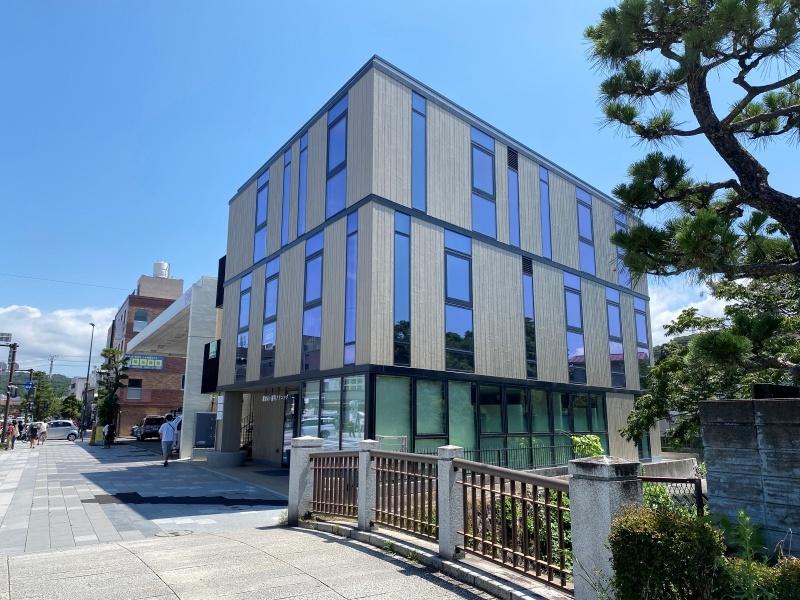 鎌倉市由比ガ浜二丁目の賃貸物件/周辺環境│琵琶橋が南側(写真手前)に。橋の下には佐助川、建物東側には滑川が流れています