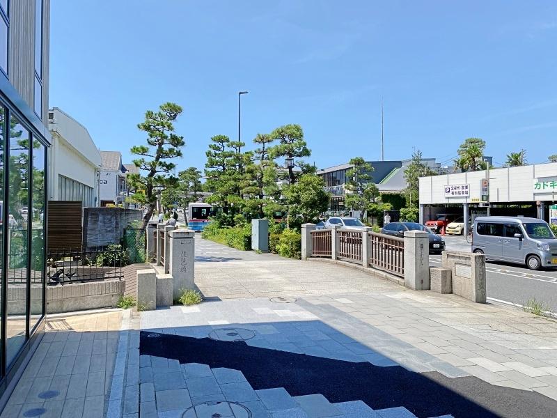 鎌倉市由比ガ浜二丁目の賃貸物件/周辺環境│琵琶橋を進むとバス会社の営業所、自転車店などが続きます。そのまま南下すると海岸に辿り着きます
