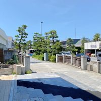 鎌倉市由比ガ浜二丁目の賃貸物件/周辺環境│琵琶橋を進むとバス会社の営業所、自転車店などが続きます。そのまま南下すると海岸に辿り着きます