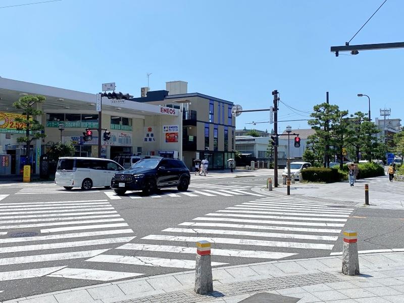 鎌倉市由比ガ浜二丁目の賃貸物件/周辺環境│下馬の交差点。人が集まり、車通りもあるため、建物の視認性は高いです