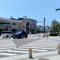 鎌倉市由比ガ浜二丁目の賃貸物件/周辺環境│下馬の交差点。人が集まり、車通りもあるため、建物の視認性は高いです