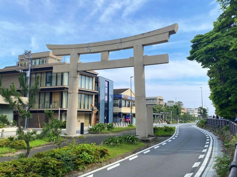 鎌倉市由比ガ浜二丁目の賃貸物件/周辺環境│一の鳥居がすぐそばにあります。オフィスや店舗の場所を説明するときもわかりやすいですね