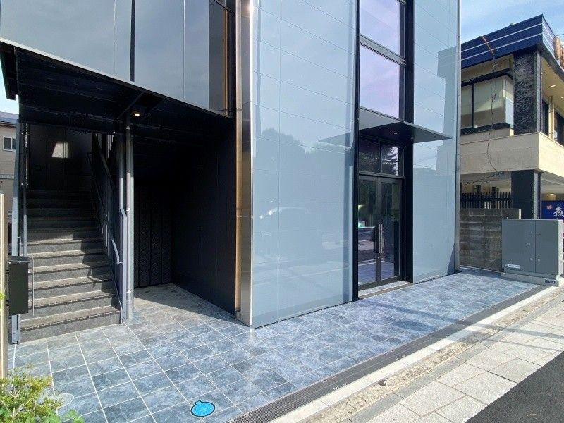 鎌倉市由比ガ浜二丁目の賃貸物件/1階共有部の床材も青色。2階、3階入口へは外階段でのアプローチです