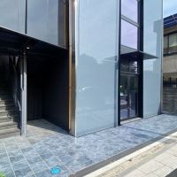 鎌倉市由比ガ浜二丁目の賃貸物件/1階共有部の床材も青色。2階、3階入口へは外階段でのアプローチです