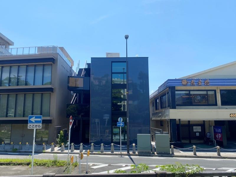 鎌倉市由比ガ浜二丁目の賃貸物件/外観│隣には長く親しまれている寿司店。つい足を運ぶ機会が増えそう