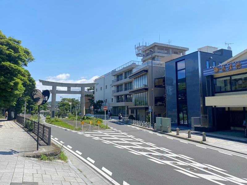 鎌倉市由比ガ浜二丁目の賃貸物件/別の視点からも外観を見てみる。駅周辺と比較すると人通りは落ち着いています