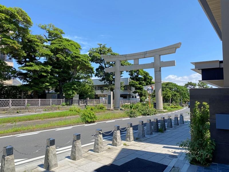 鎌倉市由比ガ浜二丁目の賃貸物件/周辺環境│建物前から見た一の鳥居