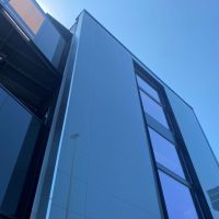 鎌倉市由比ガ浜二丁目の賃貸物件/1階エントランスより、建物を見上げる。室内の様子は外からだと分かりづらいですが、どこか研究施設や文化施設のような静かな存在感も感じさせます