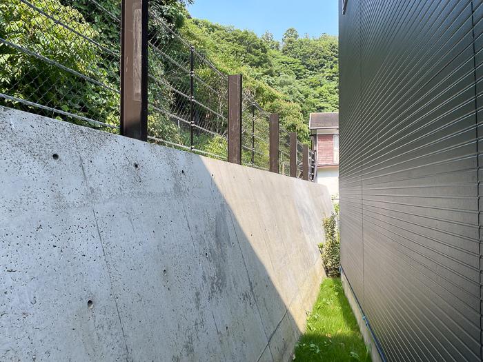 鎌倉市浄明寺四丁目の売買物件/建物北側1階高さから見た防護壁