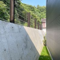 鎌倉市浄明寺四丁目の売買物件/建物北側1階高さから見た防護壁