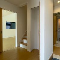 鎌倉市浄明寺四丁目の売買物件/玄関入ると右が洗面、風呂場。左がリビング。その手前は収納庫