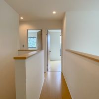 鎌倉市浄明寺四丁目の売買物件/2階廊下部分。手前右が吹き抜けになっています。