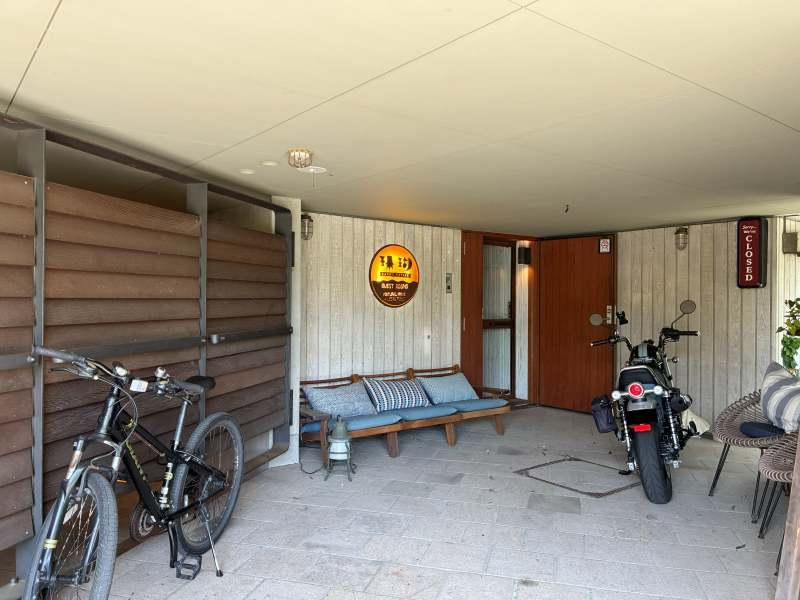 藤沢市片瀬四丁目の賃貸物件/建物1階はワインバー。気さくなオーナーが注いでくれる一杯と、美味しいおつまみを嗜みます