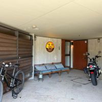 藤沢市片瀬四丁目の賃貸物件/建物1階はワインバー。気さくなオーナーが注いでくれる一杯と、美味しいおつまみを嗜みます