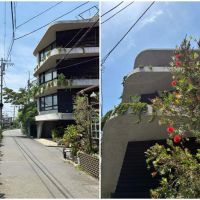 藤沢市片瀬四丁目の賃貸物件/左：江ノ電線路沿いにある建物。この時期はひまわりが咲いています｜右：建物を見上げて。バルコニーからも緑が降り注ぎます
