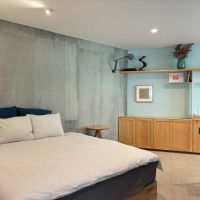 藤沢市片瀬四丁目の賃貸物件/202｜寝室スペース。クイーンベッドが1台
