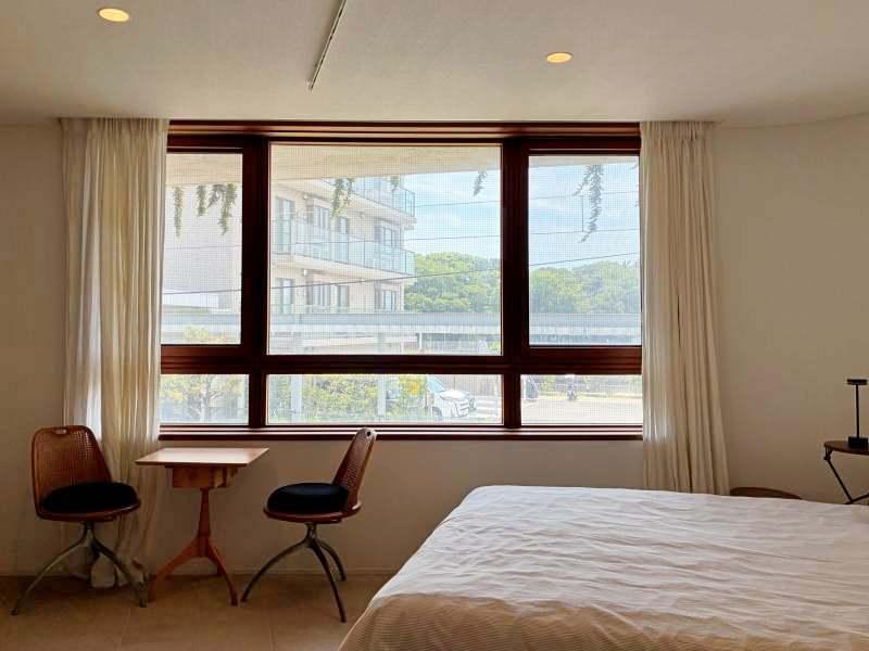藤沢市片瀬四丁目の賃貸物件/201｜木製サッシで囲われた大きな窓。その向こうには行き交う江ノ電が特等席で覗けます