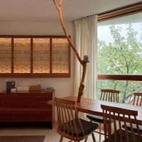 藤沢市片瀬四丁目の賃貸物件/403｜和モダンな一室。組子細工の照明が印象的で、幾何学模様の格子からこぼれる光が、部屋を柔らかく包み込んでくれます