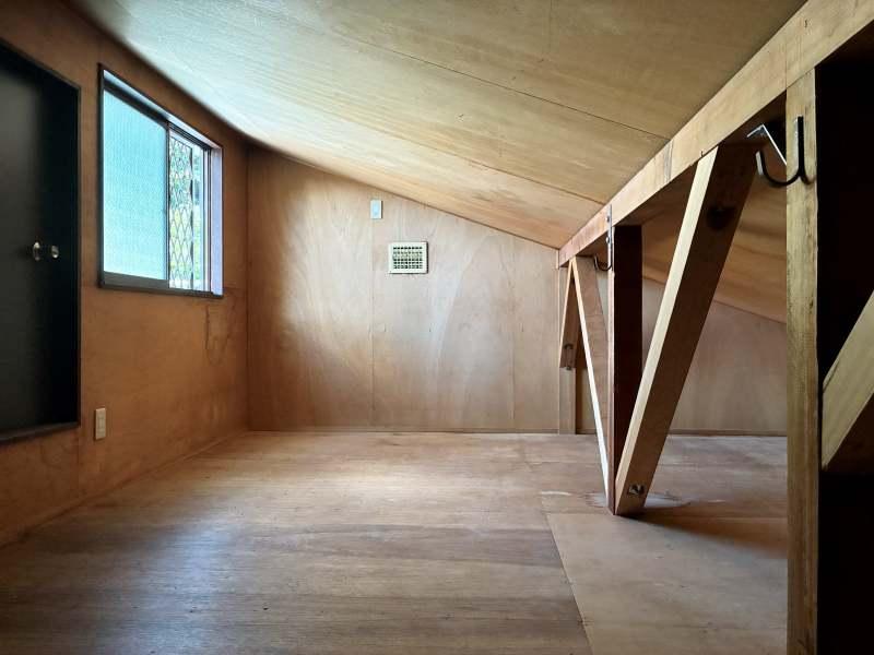 鎌倉市十二所の賃貸物件/屋根裏小部屋｜図面上には記載されていませんが、たっぷりとした収納スペースとして使っていただけます