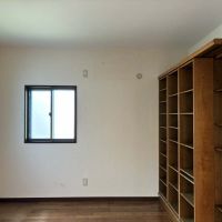 鎌倉市十二所の賃貸物件/2階書斎｜6.5帖。可動式の本棚が備え付け