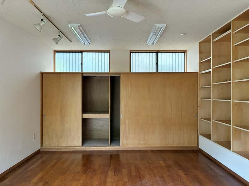 鎌倉市十二所の賃貸物件/アトリエ｜収納棚には、キャンバスやイーゼル、その他画材、工具をたっぷり収められます