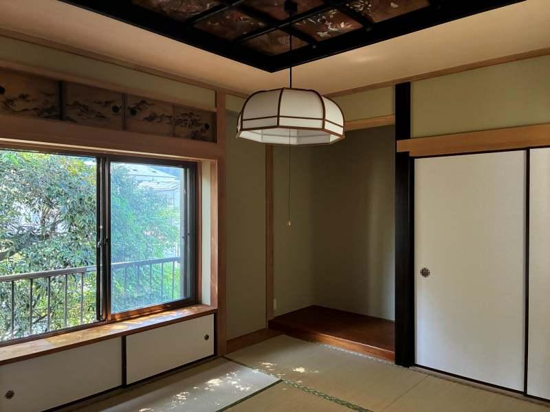 鎌倉市十二所の賃貸物件/和室｜8帖。窓からは木の葉がいっぱいに覗けます。読書や執筆が好きな方なら、休日はここで過ごしたくなってしまいそう