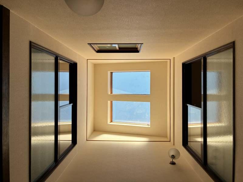 鎌倉市十二所の賃貸物件/建物の中心には、吹き抜けの高窓から光がまっすぐに降りてきます
