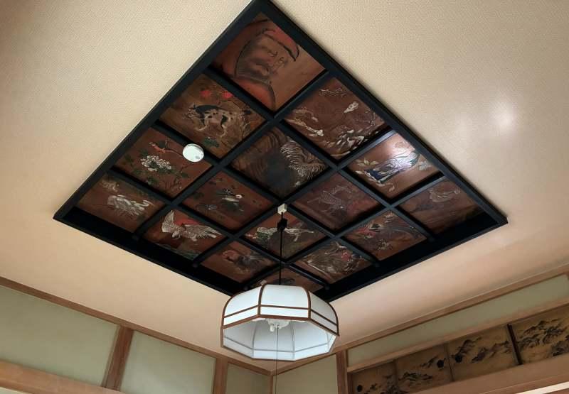 鎌倉市十二所の賃貸物件/和室｜一部が格天井という面白いつくり。花や鳥、人物が描かれています。畳に寝っ転がって、じっと画を見て、ストーリーを想像してみてください