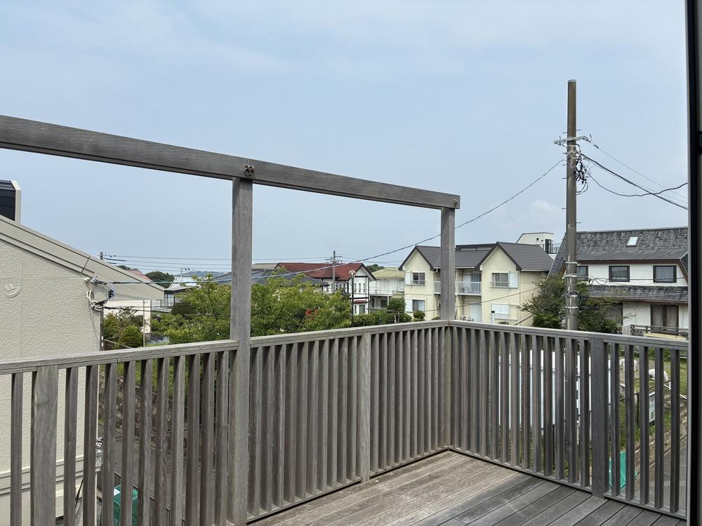 鎌倉市七里ガ浜二丁目の賃貸物件/2階のバルコニー。緑が視界に入ってくる嬉しい眺望。