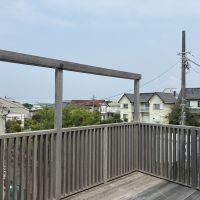 鎌倉市七里ガ浜二丁目の賃貸物件/2階のバルコニー。緑が視界に入ってくる嬉しい眺望。