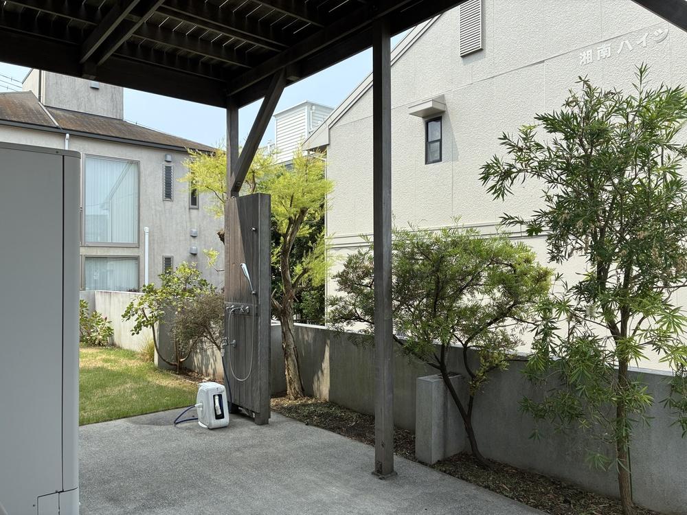 鎌倉市七里ガ浜二丁目の賃貸物件/2階のバルコニーの下にあたる部分。シャワーや、エコキュートが設置されています