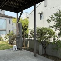 鎌倉市七里ガ浜二丁目の賃貸物件/2階のバルコニーの下にあたる部分。シャワーや、エコキュートが設置されています