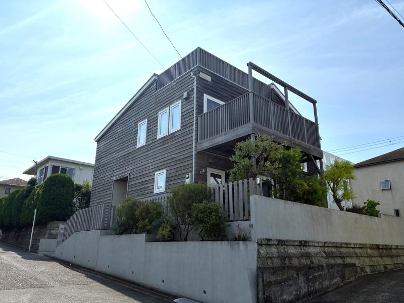 鎌倉市七里ガ浜二丁目の賃貸物件/建物外観。植栽も素敵なのです