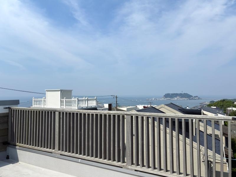 鎌倉市七里ガ浜二丁目の賃貸物件/ルーフトップバルコニーからは、海と江ノ島が見えます