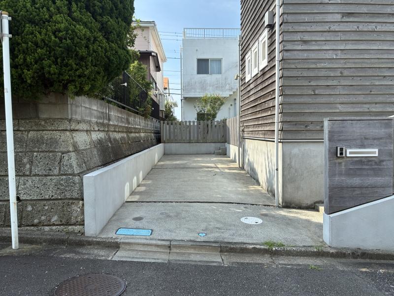 鎌倉市七里ガ浜二丁目の賃貸物件/駐車スペース。車種により縦列で2台停められます